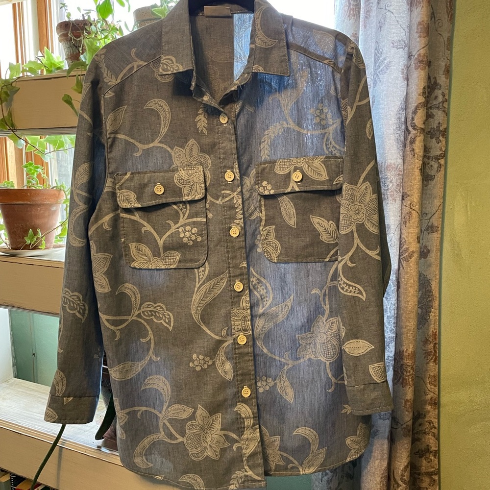 🌻Russ Button Front Chambary Shirt Size L